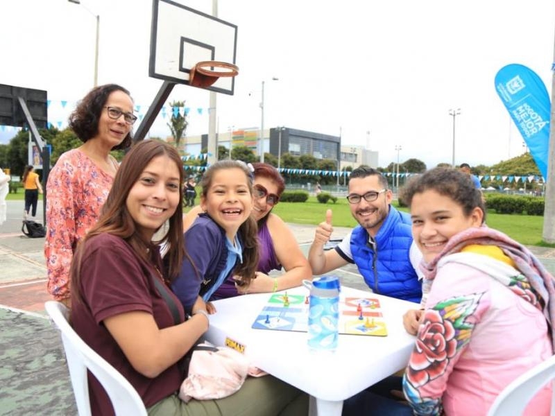 Personas juegan juego de mesa al aire libre