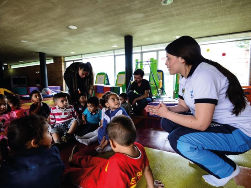 Profesora habla a niños pequeños