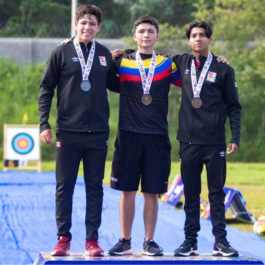 Andrés Hernández Vera (centro), clasificado número 15 del Equipo Bogotá a París 2024. Foto cortesía World Archery Colombia.