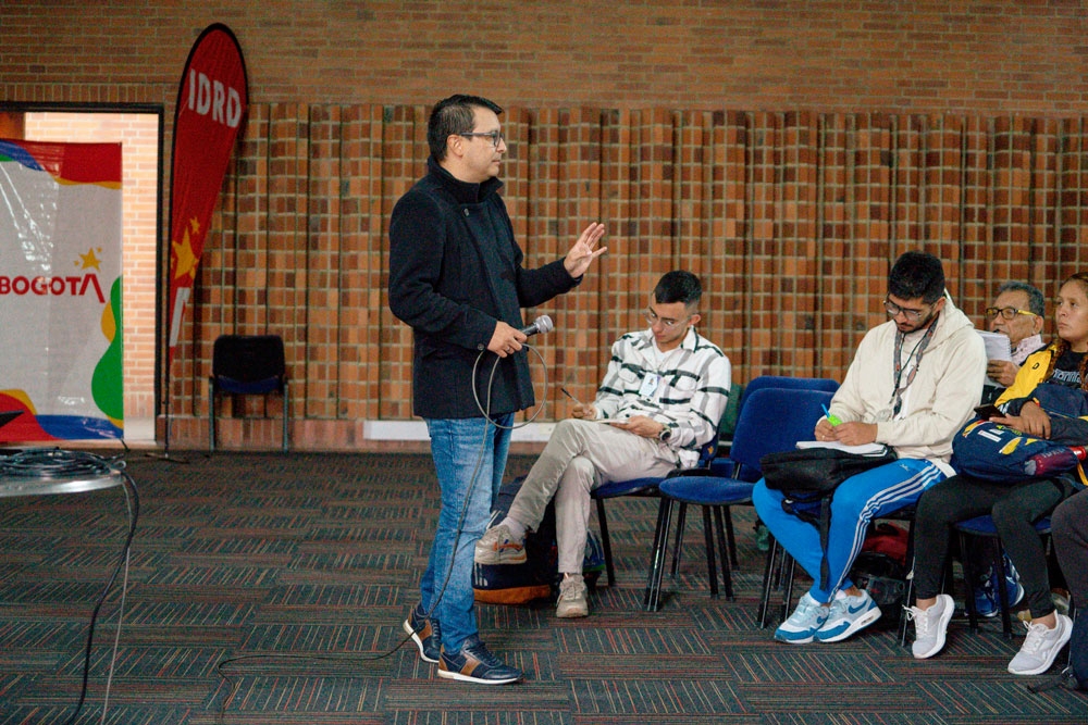 REUNION ENTRENADORES EN PLAZA ARTESANOS