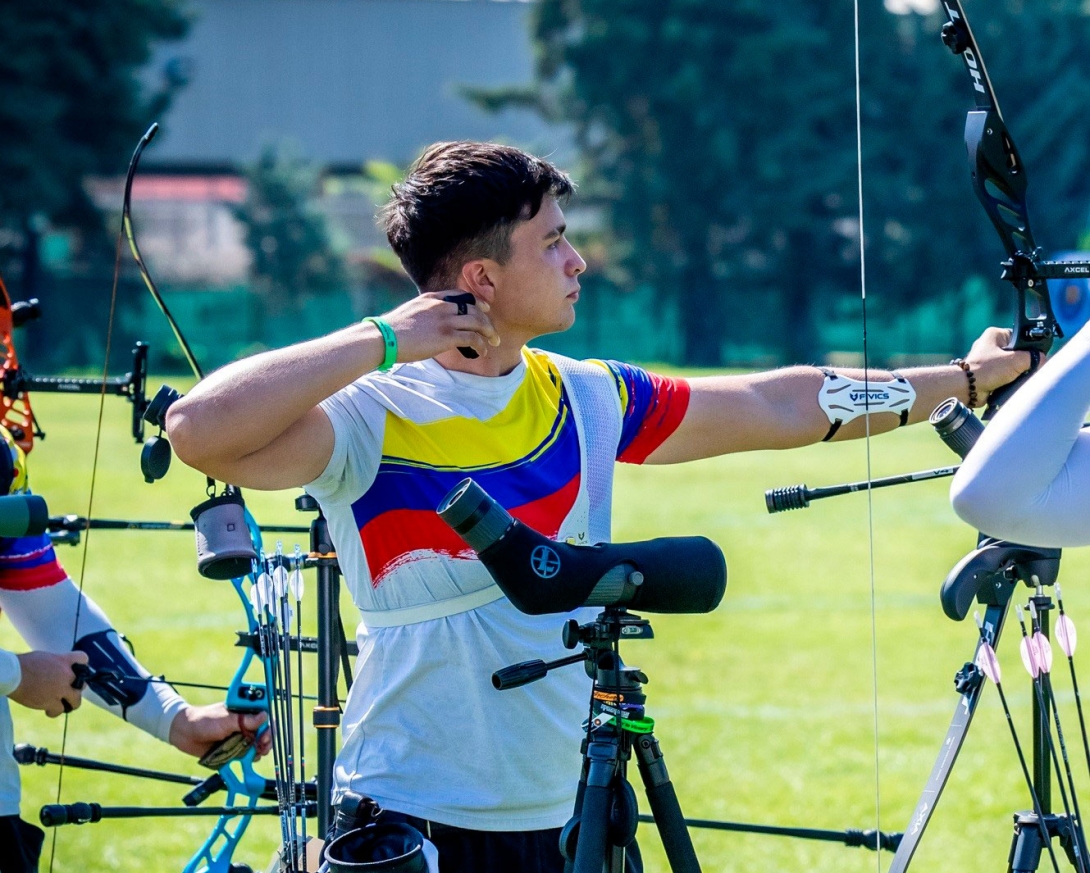 El arquero Andrés Hernández será el primero en competir en París. Foto cortesía World Archery Colombia. 