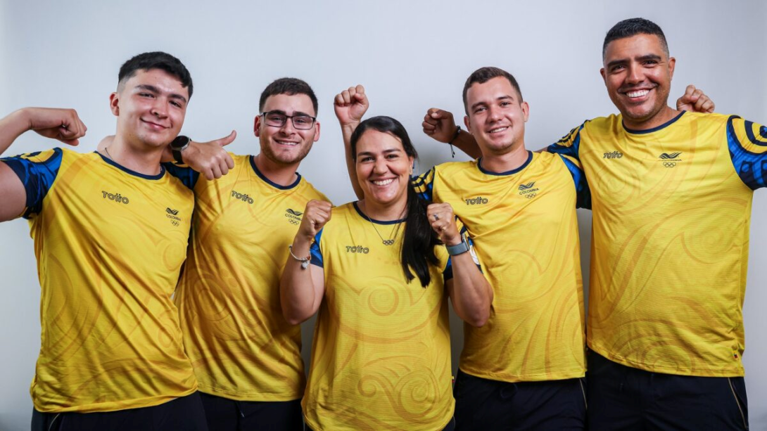 Equipo colombiano de tiro con arco en París 2024. A la izquierda, Andrés Hernández Vera, de Bogotá, elmásjoven de la delegación nacional. Foto cortesía COC-Anoc.