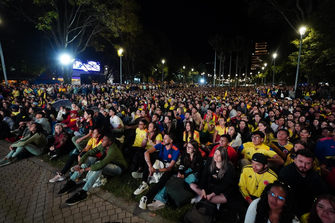 Asistentes a la transmisión del partido en pantalla en el parque de la 93