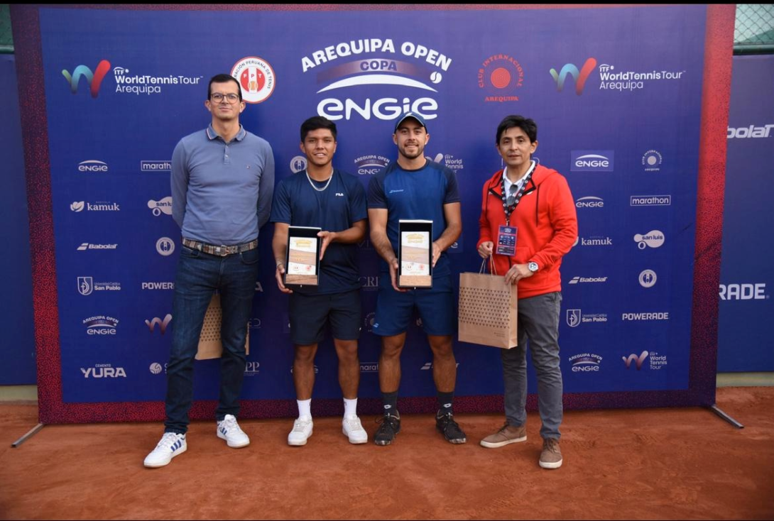Andrés Urrea (de gorra) ganó en Arequipa, Perú, en dobles. Foto prensa torneo
