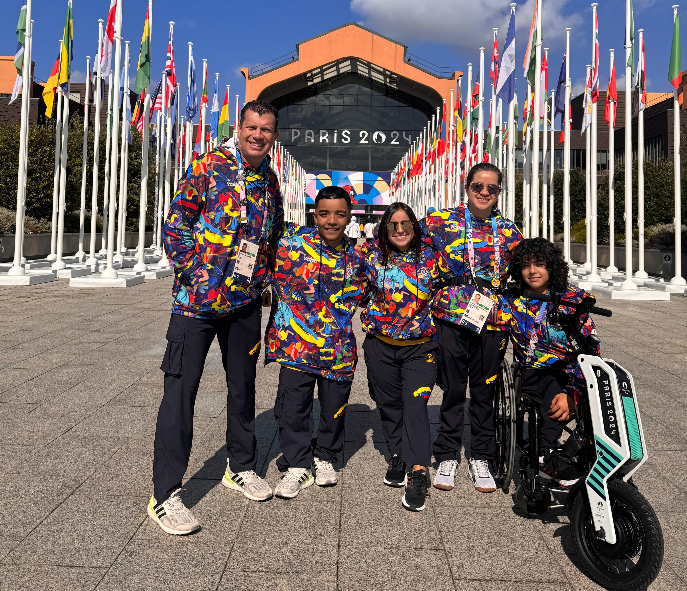 Equipo Bogotá de paranatación, en París 2024 (Izq. a der.) Estivens Ruiz (entrenador), David Rendón (primer bogotano que va a competir), Sara Vargas, Laura González y Gabriela Oviedo. Foto IDRD.