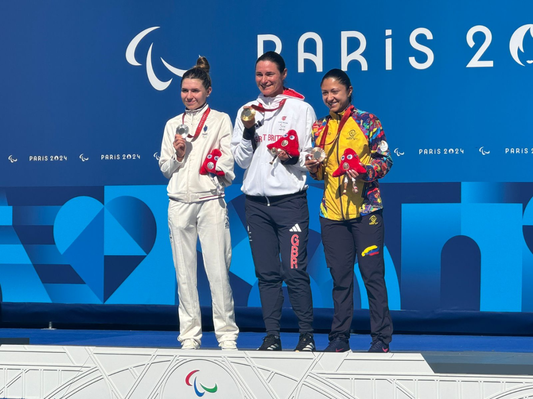 Paula Ossa (der.) en el podio junto a Sarah Storey (cen.), oro, y Heidi Gaugain (izq.), brone. Foto cortesía CPC.