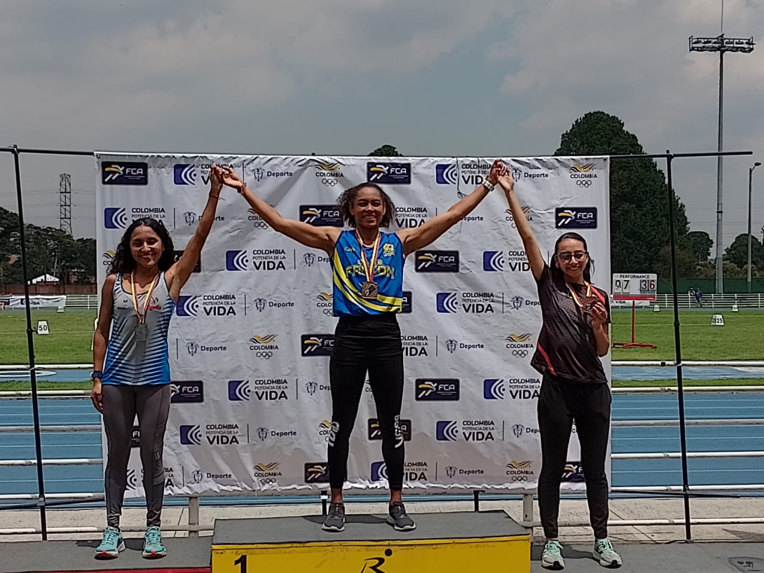 Karol Dayana Mosquera (centro), oro en el Suramericano U-23 de Atletismo en Bucaramanga. Foto IDRD.