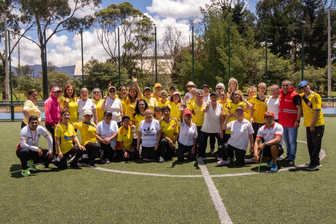 Los equipos Suba (amarillo) y Ciudad Bolívar (blanco), pioneros en el fútbol de las señoras de la tercera edad, las “viejitas” goleadoras. Foto IDRD.