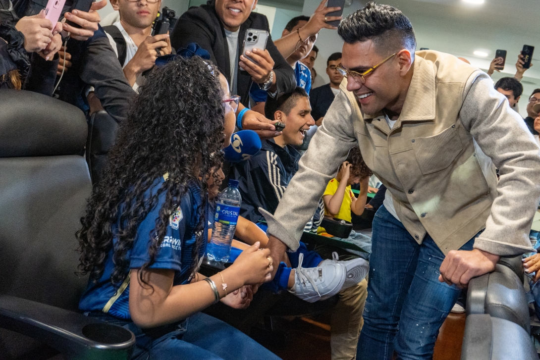 •	Radamel Falcao García sorprendió a los pequeños durante el entretiempo